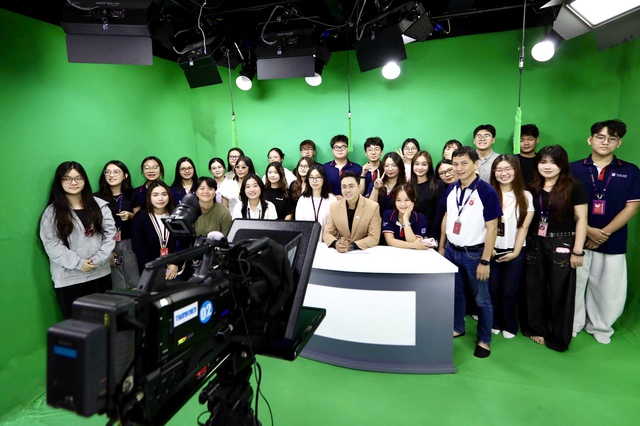 Sinh vi&ecirc;n Trường ĐH Văn Lang học thẩm định tin tức tại B&aacute;o Thanh Ni&ecirc;n - Ảnh 4.