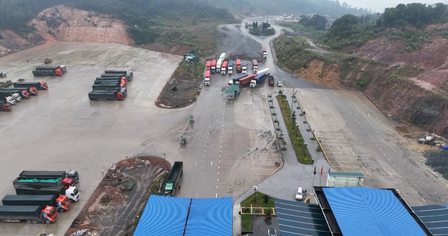 Hạ tầng xuống cấp, giao thương qua Cửa khẩu quốc tế La Lay gặp kh&oacute; - Ảnh 3.