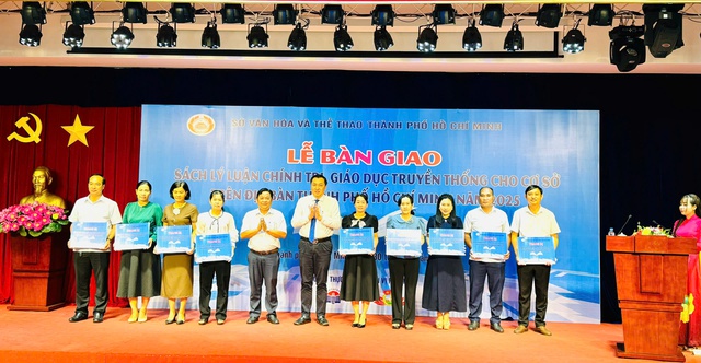 Sở VH-TT TP.HCM 'l&igrave; x&igrave;' s&aacute;ch mừng năm mới- Ảnh 2.