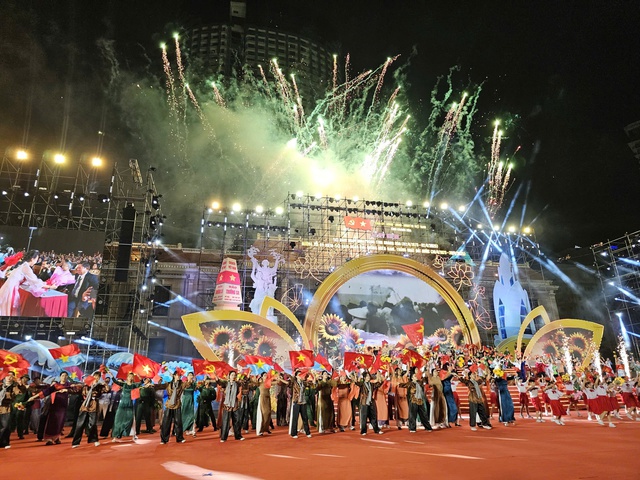 HIEUTHUHAI cùng DJ quốc tế khuấy động countdown chào năm mới tại Nha Trang - Ảnh 1. HIEUTHUHAI cùng DJ quốc tế khuấy động countdown chào năm mới tại Nha Trang - Ảnh 1.