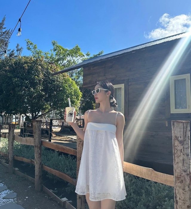 Váy babydoll trắng, ‘khoảng lặng’ ngọt ngào cho những nàng thơ yêu sự tối giản Váy babydoll trắng, ‘khoảng lặng’ ngọt ngào cho những nàng thơ yêu sự tối giản- Ảnh 1.