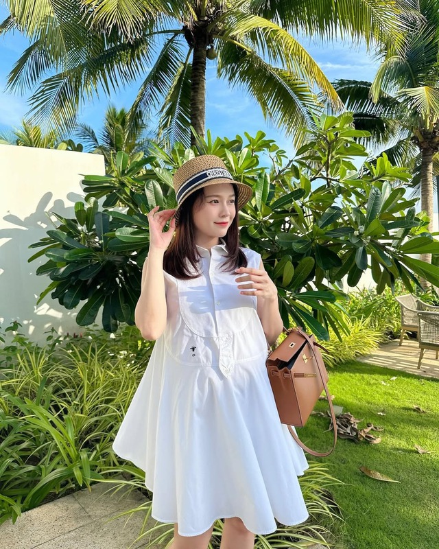 Váy babydoll trắng, ‘khoảng lặng’ ngọt ngào cho những nàng thơ yêu sự tối giản Váy babydoll trắng, ‘khoảng lặng’ ngọt ngào cho những nàng thơ yêu sự tối giản- Ảnh 2.