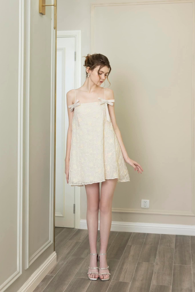 Váy babydoll trắng, ‘khoảng lặng’ ngọt ngào cho những nàng thơ yêu sự tối giản Váy babydoll trắng, ‘khoảng lặng’ ngọt ngào cho những nàng thơ yêu sự tối giản- Ảnh 7.