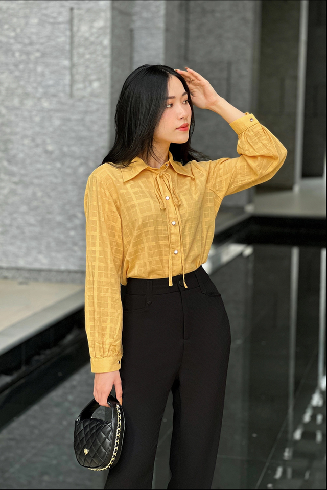 Diện trang phục sắc vàng rực rỡ, sang chảnh đón năm mới- Ảnh 1. Diện trang phục sắc vàng rực rỡ, sang chảnh đón năm mới- Ảnh 1.