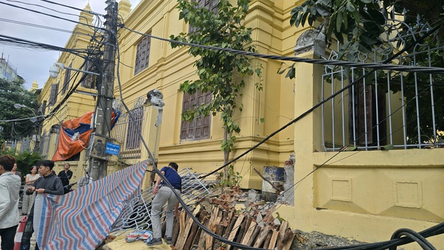 G&atilde;y cần cẩu tại dự &aacute;n The One Tower đ&egrave; sập tường Bảo t&agrave;ng đi&ecirc;u khắc Chăm - Ảnh 2.