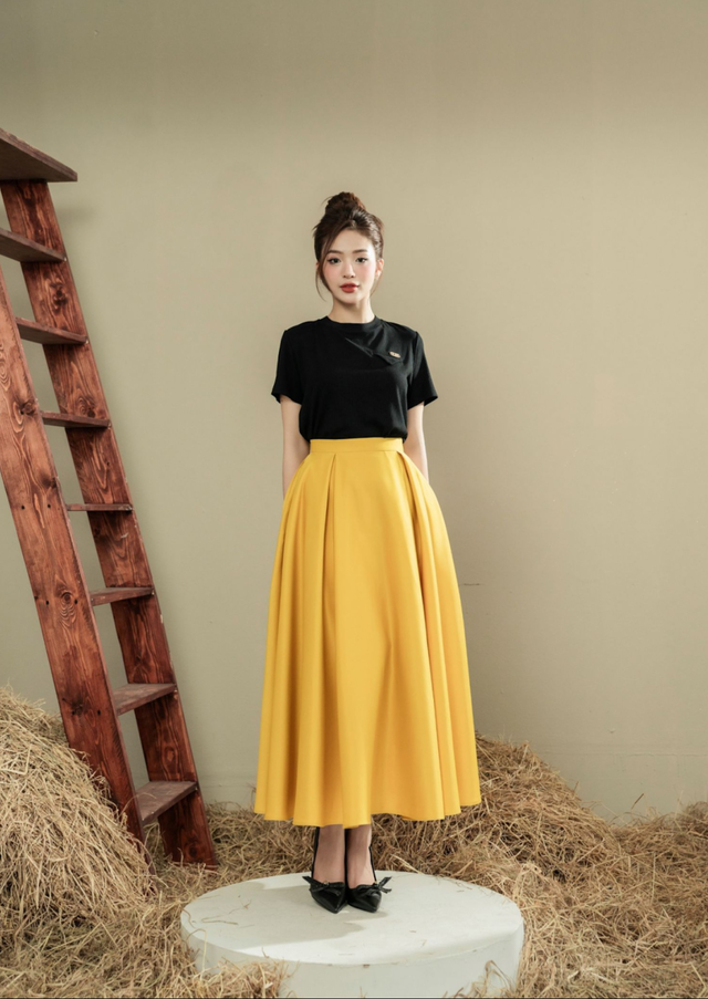 Diện trang phục sắc vàng rực rỡ, sang chảnh đón năm mới- Ảnh 4. Diện trang phục sắc vàng rực rỡ, sang chảnh đón năm mới- Ảnh 4.