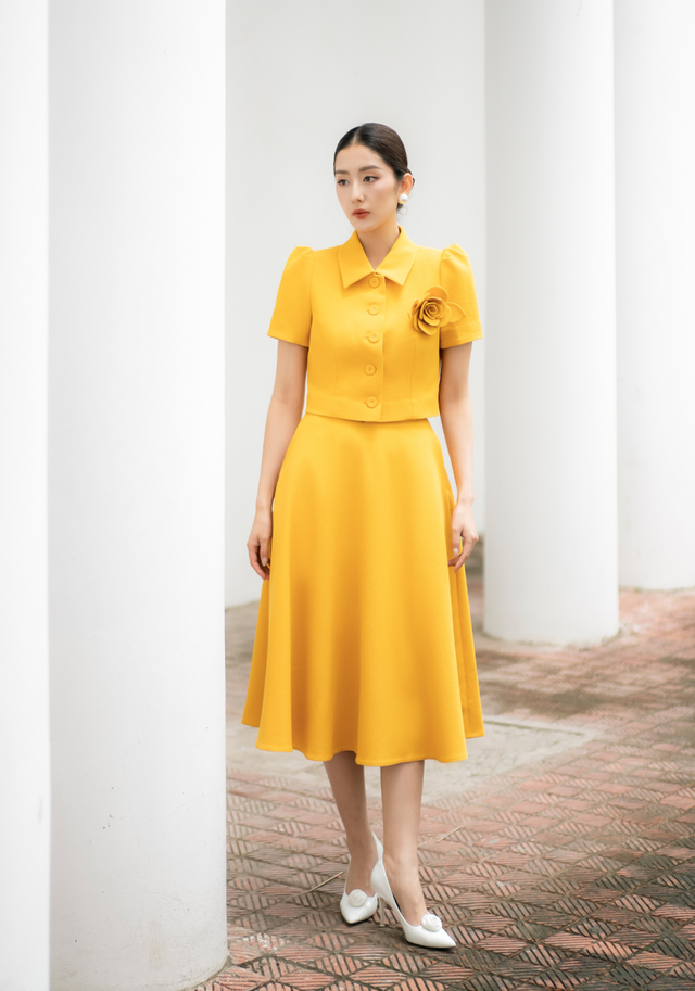 Diện trang phục sắc vàng rực rỡ, sang chảnh đón năm mới- Ảnh 7. Diện trang phục sắc vàng rực rỡ, sang chảnh đón năm mới- Ảnh 7.