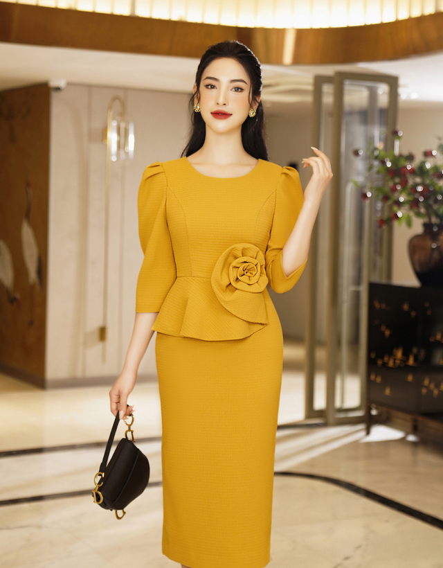 Diện trang phục sắc vàng rực rỡ, sang chảnh đón năm mới- Ảnh 8. Diện trang phục sắc vàng rực rỡ, sang chảnh đón năm mới- Ảnh 8.