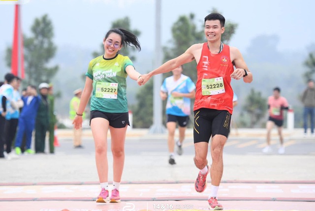 Trăng mật đi đua xe đạp, nên duyên nhờ chạy bộ: Chuyện tình thể thao năm 2025 - Ảnh 3.