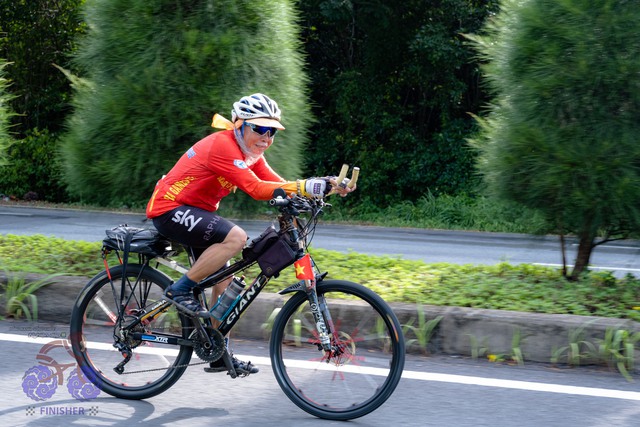 Những ông bà cụ U80 'chất lừ' với bí quyết trẻ trung 'gây sốt' năm 2025 - Ảnh 2.