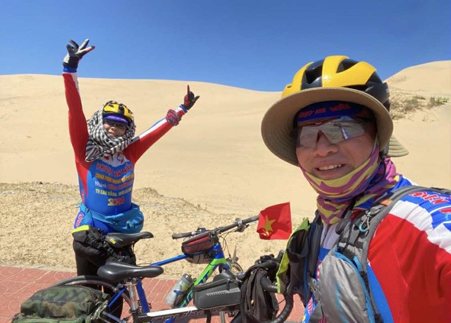 Trăng mật đi đua xe đạp, nên duyên nhờ chạy bộ: Chuyện tình thể thao năm 2025 - Ảnh 1.