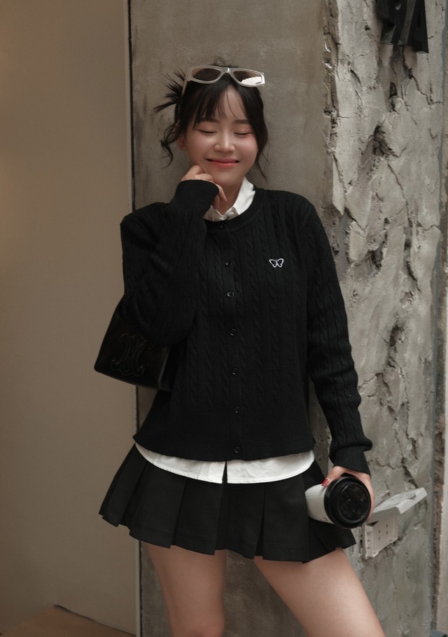 Bộ sưu tập áo len mỏng, dịu dàng cho những ngày trời se lạnh Bộ sưu tập áo len dịu dàng cho những ngày trời se lạnh - Ảnh 3.