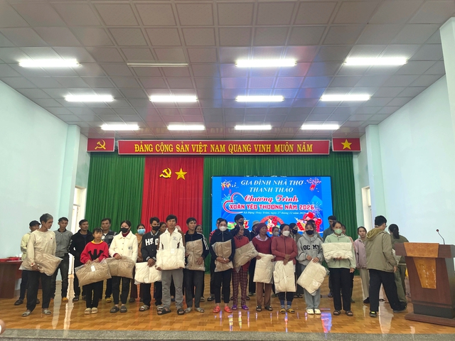 Mang &aacute;o ấm, b&aacute;nh kẹo tặng b&agrave; con v&agrave; trẻ em x&atilde; Đặng Th&ugrave;y Tr&acirc;m- Ảnh 3.