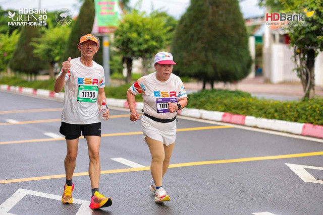 Trăng mật đi đua xe đạp, nên duyên nhờ chạy bộ: Chuyện tình thể thao năm 2025 - Ảnh 2.