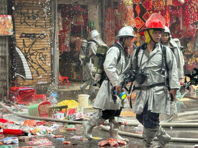 Ch&aacute;y cửa h&agrave;ng tr&ecirc;n phố H&agrave;ng M&atilde;, 1 người bị thương - Ảnh 1.