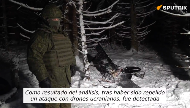 Russia shows video of drone it says Ukraine fired at Putin residence - Ảnh 1.