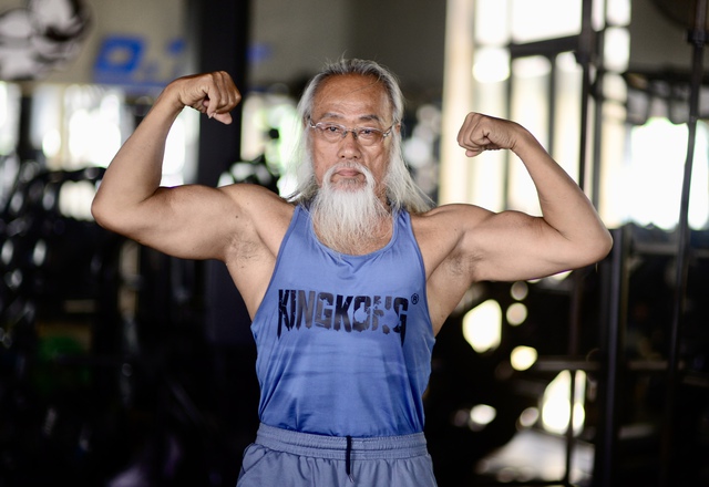 Những ông bà cụ U80 'chất lừ' với bí quyết trẻ trung 'gây sốt' năm 2025 - Ảnh 1.