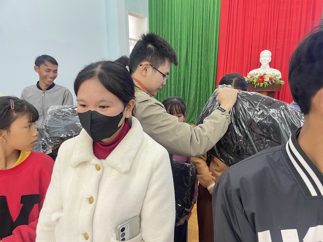 Mang &aacute;o ấm, b&aacute;nh kẹo tặng b&agrave; con v&agrave; trẻ em x&atilde; Đặng Th&ugrave;y Tr&acirc;m- Ảnh 2.