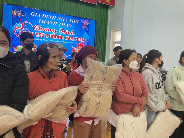 Mang &aacute;o ấm, b&aacute;nh kẹo tặng b&agrave; con v&agrave; trẻ em x&atilde; Đặng Th&ugrave;y Tr&acirc;m- Ảnh 1.