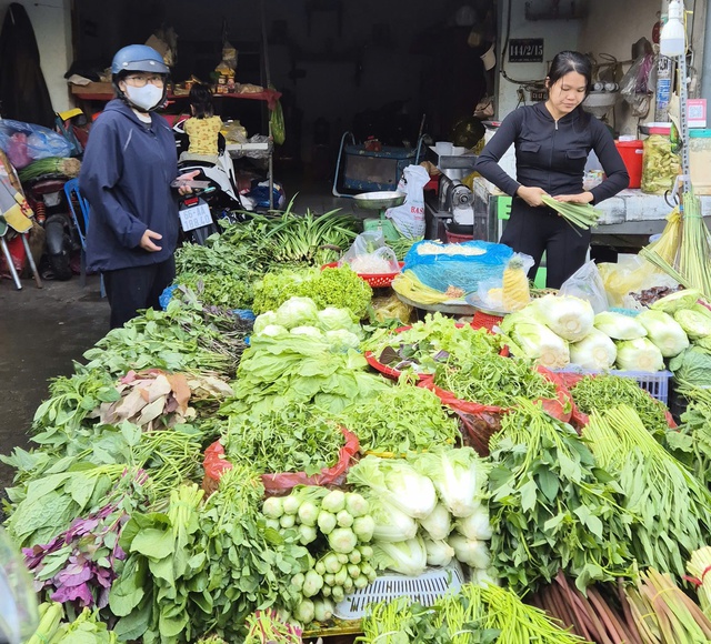 Cuối năm, gi&aacute; thịt heo ở chợ tăng, người trẻ xoay xở thế n&agrave;o? - Ảnh 3.