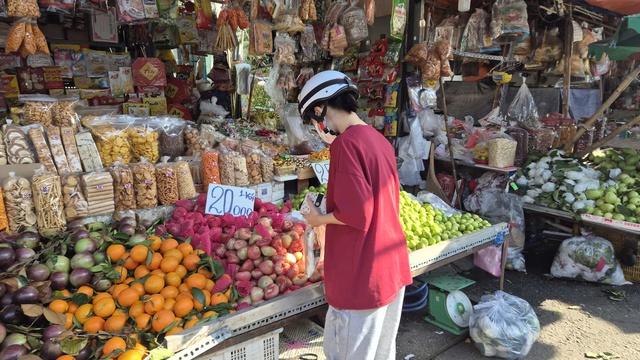 Cuối năm, gi&aacute; thịt heo ở chợ tăng, người trẻ xoay xở thế n&agrave;o? - Ảnh 5.