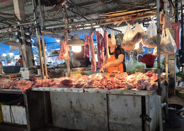 Cuối năm, gi&aacute; thịt heo ở chợ tăng, người trẻ xoay xở thế n&agrave;o? - Ảnh 1.