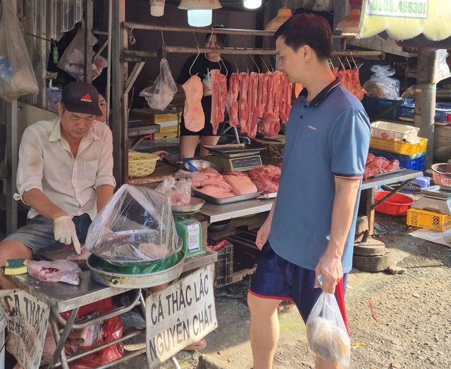 Cuối năm, gi&aacute; thịt heo ở chợ tăng, người trẻ xoay xở thế n&agrave;o? - Ảnh 4.