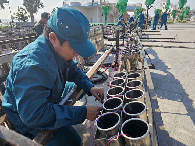 Hơn 100 người lắp đặt 500 quả ph&aacute;o hoa tầm cao đ&oacute;n năm mới ở B&atilde;i Sau- Ảnh 6.