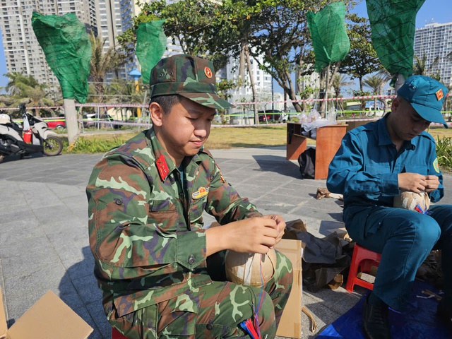 Hơn 100 người lắp đặt 500 quả ph&aacute;o hoa tầm cao đ&oacute;n năm mới ở B&atilde;i Sau- Ảnh 7.