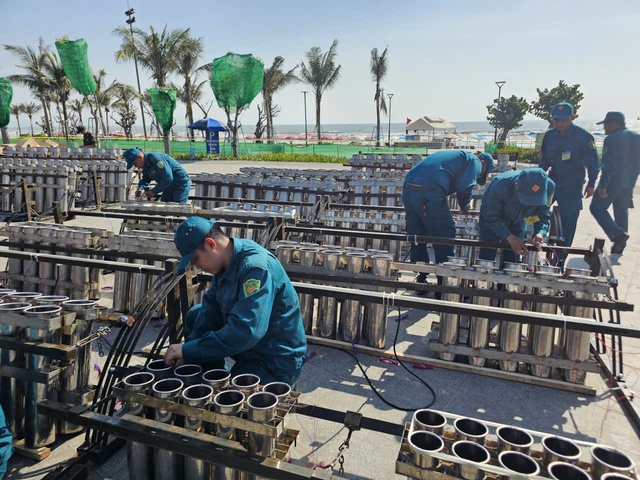 Hơn 100 người lắp đặt 500 quả ph&aacute;o hoa tầm cao đ&oacute;n năm mới ở B&atilde;i Sau- Ảnh 1.