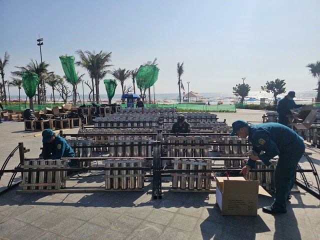 Hơn 100 người lắp đặt 500 quả ph&aacute;o hoa tầm cao đ&oacute;n năm mới ở B&atilde;i Sau- Ảnh 8.