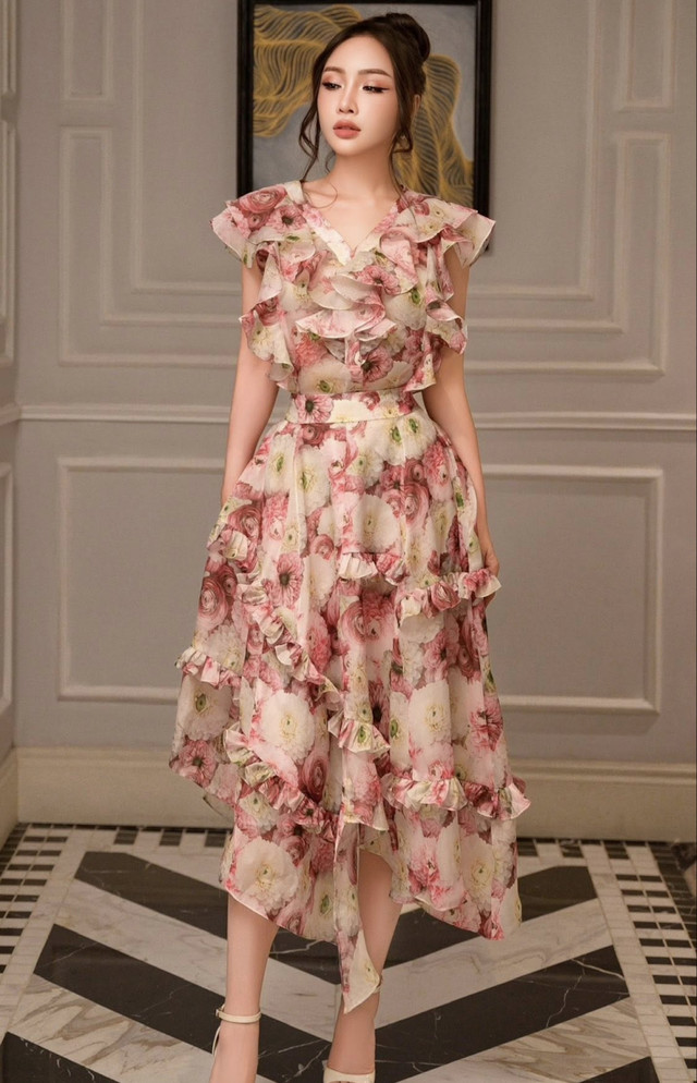Đầm bèo nhún đa tầng 'lên ngôi', tạo vẻ đẹp bay bổng cho phái đẹp- Ảnh 1.