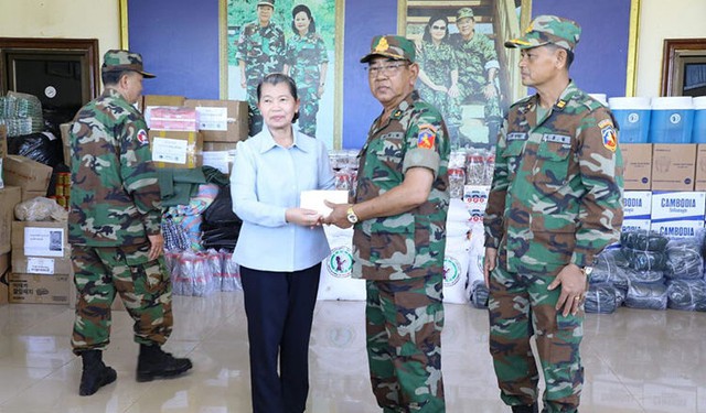 Tướng Campuchia tái xuất sau tin đồn hy sinh trong xung đột với Thái Lan - Ảnh 1.