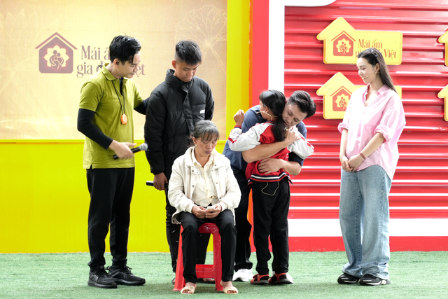 Quỳnh Kool kh&oacute;c nghẹn tr&ecirc;n truyền h&igrave;nh v&igrave; ho&agrave;n cảnh kh&oacute; khăn của trẻ mồ c&ocirc;i - Ảnh 1.