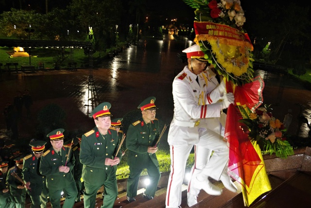 Thả hoa đăng tri &acirc;n c&aacute;c anh h&ugrave;ng liệt sĩ tr&ecirc;n s&ocirc;ng Thạch H&atilde;n- Ảnh 2.