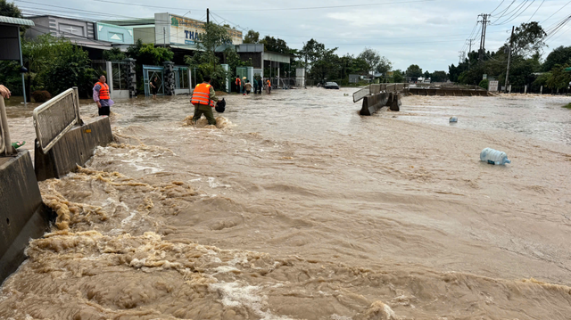 Ngập s&acirc;u nghi&ecirc;m trọng tr&ecirc;n QL1 tại x&atilde; Hồng Sơn g&acirc;y &aacute;ch tắc giao th&ocirc;ng cục bộ - Ảnh 1.