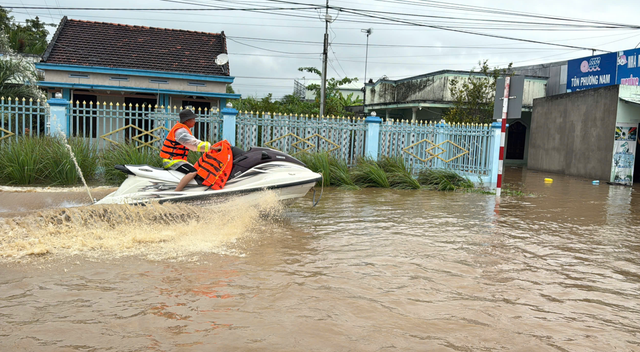 Ngập s&acirc;u nghi&ecirc;m trọng tr&ecirc;n QL1 tại x&atilde; Hồng Sơn g&acirc;y &aacute;ch tắc giao th&ocirc;ng cục bộ - Ảnh 2.