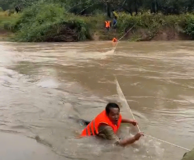 Giải cứu 6 nhân viên mắc kẹt giữa rừng Ka Pét do lũ quét - Ảnh 1.