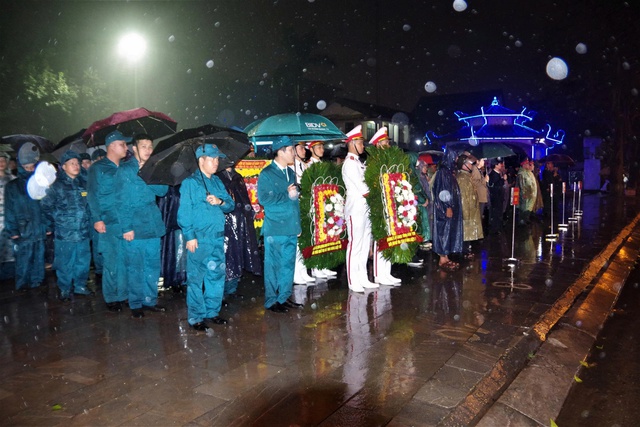 Thả hoa đăng tri &acirc;n c&aacute;c anh h&ugrave;ng liệt sĩ tr&ecirc;n s&ocirc;ng Thạch H&atilde;n- Ảnh 3.