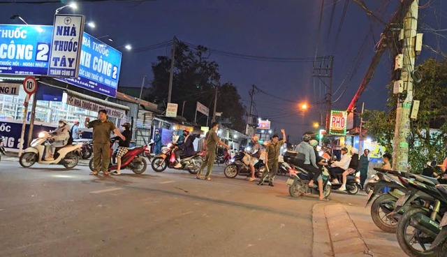 Phong tỏa đường Phan Văn Hớn, TP.HCM vì tai nạn giao thông- Ảnh 3. Phong tỏa đường Phan Văn Hớn, TP.HCM vì tai nạn giao thông- Ảnh 3.