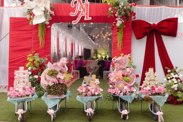 Nhà cách nhau vài trăm mét, chú rể dùng xe rùa chở sính lễ đi rước dâu - Ảnh 2.