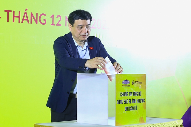 HLV Harry Kewell c&ugrave;ng Văn Quyết, H&ugrave;ng Dũng quy&ecirc;n g&oacute;p hỗ trợ đồng b&agrave;o v&ugrave;ng lũ- Ảnh 1.