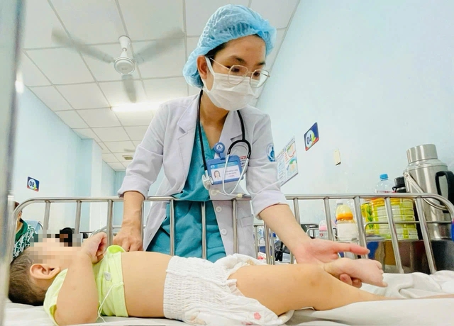 Chủng vi r&uacute;t g&acirc;y bệnh tay ch&acirc;n miệng nặng xuất hiện trở lại ở TP.HCM- Ảnh 1.