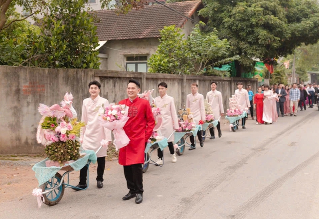 Nhà cách nhau vài trăm mét, chú rể dùng xe rùa chở sính lễ đi rước dâu - Ảnh 1.