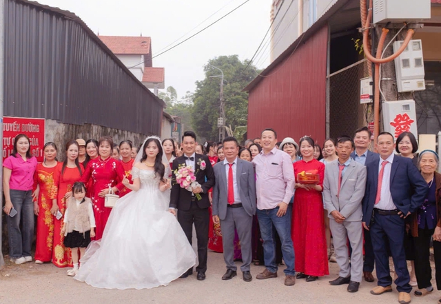 Nhà cách nhau vài trăm mét, chú rể dùng xe rùa chở sính lễ đi rước dâu - Ảnh 4.