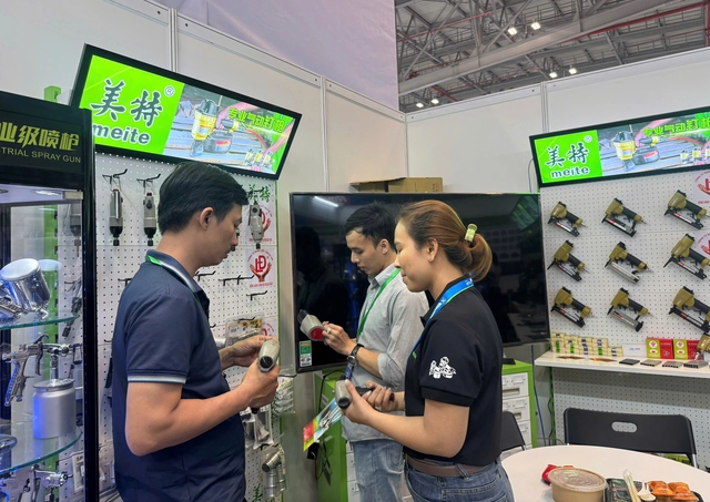 Đ&ocirc;ng nghẹt kh&aacute;ch đến xem 4 triển l&atilde;m c&ugrave;ng l&uacute;c ở TP.HCM- Ảnh 1.