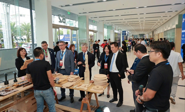 Đ&ocirc;ng nghẹt kh&aacute;ch đến xem 4 triển l&atilde;m c&ugrave;ng l&uacute;c ở TP.HCM- Ảnh 2.