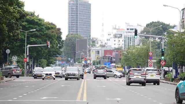 CSGT TP.HCM cấm xe làn ô tô đường Lê Lợi từ nay tới ngày 7.12 - Ảnh 1.