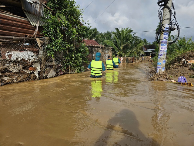 Nước sông Cái Nha Trang dâng nhanh, nhiều nhà dân lại ngập - Ảnh 1.