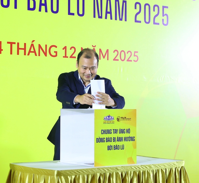 HLV Harry Kewell c&ugrave;ng Văn Quyết, H&ugrave;ng Dũng quy&ecirc;n g&oacute;p hỗ trợ đồng b&agrave;o v&ugrave;ng lũ- Ảnh 2.